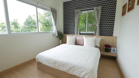 Dormitorio-Cómodo-Con-Decoración-De-Ropa-De-Cama-Blanca-Y-Limpia