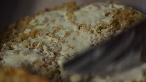 Nahaufnahme-Von-Geschnittenem,-Selbstgebackenem-Brot-Mit-Butter-Bestreichen