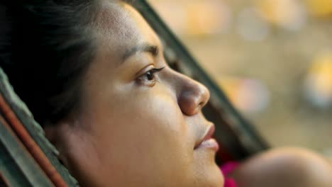Una-Mujer-Joven-En-Una-Hamaca-En-La-Comunidad-De-Indígenas-Parque-Das-Tribos