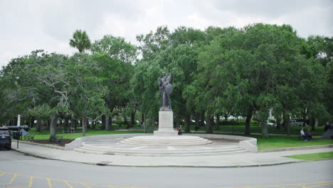 Confederate-Statue-in-Charleston,-South-Carolina-on-Cloudy-Day,-Wide