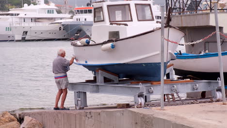 Alter-Mann-Malt-Ein-Boot