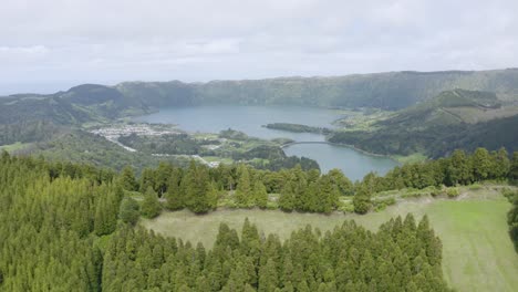 Aerial-panning-shot-of-Lagoa-Azul-on-a-bright-sunny-day-in-the-Azores