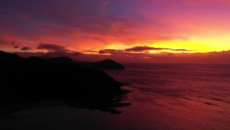 Die-Inseln-In-Fidschi-Mit-Der-Wunderschönen-Farbenpracht-Des-Sonnenuntergangs