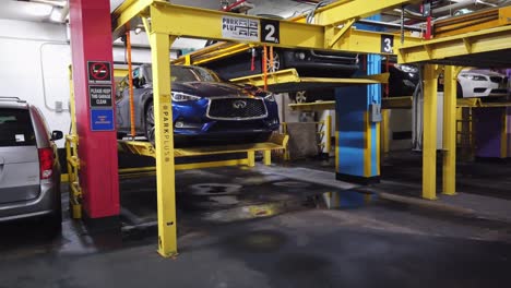 Garage-Mit-Automatisiertem-Parksystem-In-New-York-City,-Die-Ein-Auto-Liefert,-Mehrstufige-Autolagerung