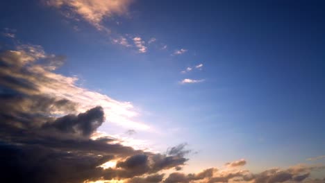 Feuersonnenuntergang-Und--aufgang-Wolkenzeitrafferaufnahmen-Des-Farbenfrohen-Himmels-Mit-Flauschigen-Wolken-Und-Düsenflugzeugen,-Die-In-Der-Abenddämmerung-über-Den-Silhouetten-Dunkler-Wolken-Vorbeifliegen