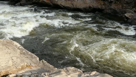 Fluss,-Der-Durch-Felsenfesten-Stein-In-Einer-Alten-Sichtbaren-Geologischen-Formation-Fließt