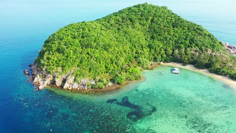 Remota-Isla-Tropical-Con-Exuberante-Vegetación-Y-Sin-Gente-Rodeada-Por-Una-Hermosa-Laguna-Turquesa-Y-Mar-Azul,-Tailandia