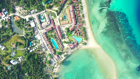 Tailandia,-Antena---Hoteles-De-Lujo-Y-Piscinas-De-Agua-Salada-En-Primera-Línea-De-Playa-De-La-Isla-Tropical