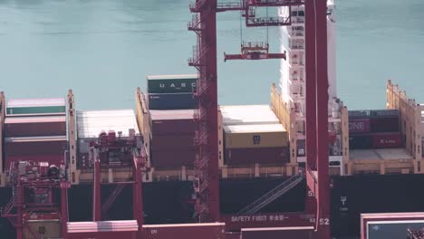 Containerbeladung-In-Einem-Frachtfrachtschiff-Mit-Industriekran