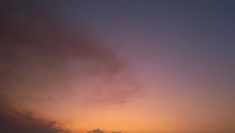Wunderschöne-Dunkle-Wolke-Bei-Sonnenuntergang-Mit-Samtigem,-Orangefarbenem,-Rotem,-Rosafarbenem,-Violettem-Und-Blauem-Himmel