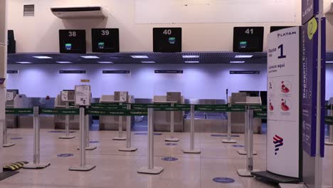 Verlassene-Selbsthilfeautomaten-Der-Fluggesellschaft-Latam-In-Der-Haupthalle-Des-Stadtflughafens-Santos-Dumont-In-Rio-De-Janeiro-Schwenken,-Um-Leere-Check-in--Und-Gepäckaufgabestellen-Zu-Zeigen