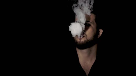 Porträt-Eines-Rauchenden-Mannes,-Vape