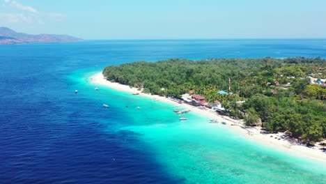 Wunderschöne-Tropische-Insel-Mit-üppiger-Vegetation-Und-Weißem-Sandstrand,-Umgeben-Von-Türkisfarbener-Lagune-Und-Blauem-Meer,-Bali