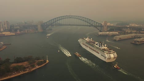 Sydney---Rundflug-Eines-Kreuzfahrtschiffes-Durch-Rauch