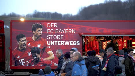 La-Tienda-Móvil-Está-Vendiendo-Productos-Del-Fc-Bayern-München-A-Los-Fanáticos-Del-Fútbol-Justo-Antes-De-Un-Partido-De-Fútbol-En-El-Estadio-Local.