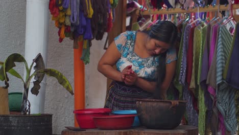 Mujer-Guatemalteca-Demuestra-Cómo-Remojar-El-Hilo-Para-El-Proceso-De-Teñido