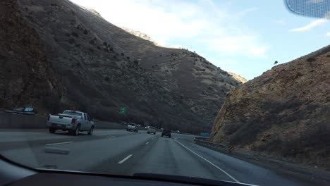 Fahren-Zwischen-Bergen-In-Utah