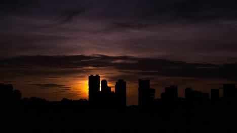 Wunderschöner-Sonnenaufgang-Im-Zeitraffer-Der-Stadtlandschaft-Von-Johor-Bahru,-Malaysia