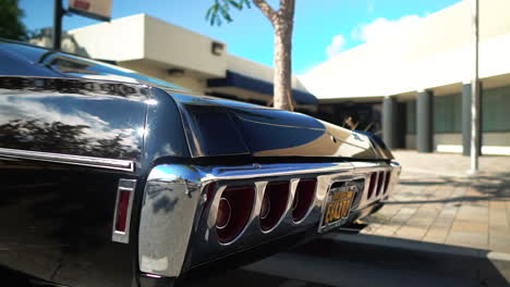 Blick-Auf-Die-Rückseite-Eines-Eleganten-Schwarzen-Chevy-Impala-Aus-Den-1960er-Jahren,-Enthüllung,-Nahaufnahme