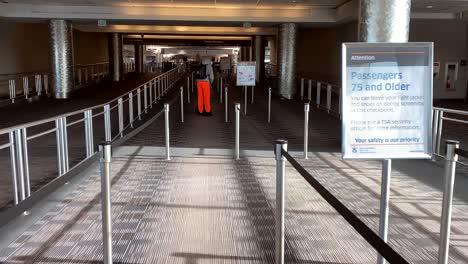 Hombre-Caminando-A-Través-De-Líneas-De-Seguridad-Vacías-De-Tsa-En-El-Aeropuerto-De-Denver-Durante-La-Pandemia-De-Coronavirus