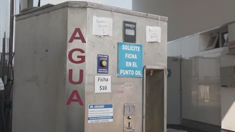Tiro-Inclinado-Hacia-Abajo-De-Una-Máquina-Expendedora-Que-Vende-Agua-Caliente-Para-Mate,-Argentina