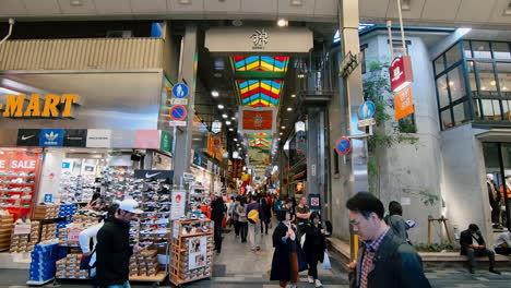 A-famous-tourist-area-at-Kyoto,-Japan-with-tourists-and-Japanese-people-shopping-around-the-Nishiki-market-for-sale