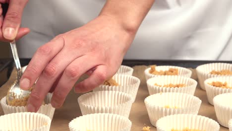 Preparar-Cupcakes-Arreglar-La-Base-En-Moldes-En-Una-Bandeja-Para-Hornear