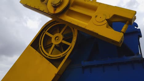 Rotating-mechanical-gearing-and-counterweight-of-an-oil-well-pumpjack