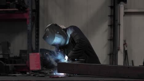 Industriearbeiter-In-Schutzmaske-Und-Anzug,-Der-Metall-In-Einer-Fabrik-Schweißt-–-Mittlere-Aufnahme