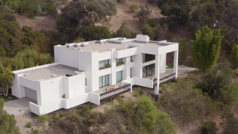 A-white-modern-mansion-in-Beverly-Hills-California