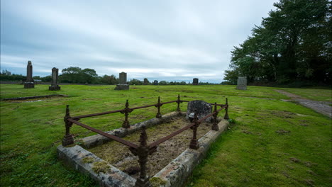 Zeitraffer-Des-Lokalen-Historischen-Friedhofs-An-Einem-Bewölkten-Tag-Im-Ländlichen-Irland