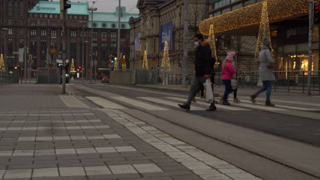 Menschen-überqueren-Die-Straße-Zwischen-Dem-Hauptbahnhof-Von-Helsinki-Und-Dem-Mit-Weihnachtsbeleuchtung-Geschmückten-Einkaufszentrum