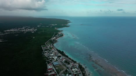 Landung-Am-Strand-Von-Mahahual-Im-Herzen-Der-Mexikanischen-Karibik