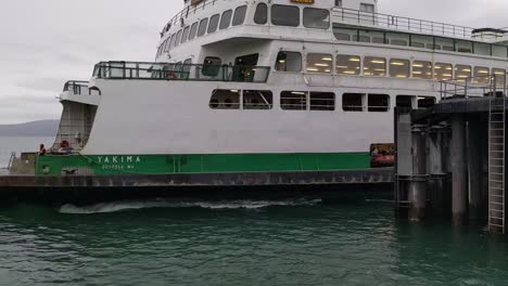 The-Washington-ferry-Yakima-pulls-into-the-Anacortes-terminal,-side-view