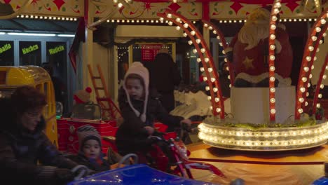 Kinder-Reiten-Im-Dezember-2019-Auf-Einem-Weihnachtsmarkt-In-Hamburg-Auf-Einem-Weihnachtlichen-Karussell