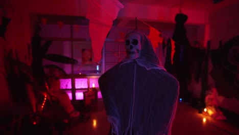 Für-Eine-Halloween-Party-Dekorierter-Raum-Mit-Einem-Skelett,-Das-An-Einem-Seil-In-Der-Mitte-Hängt