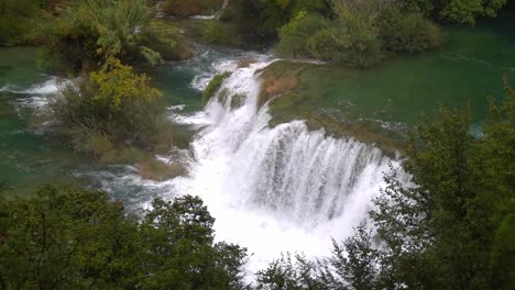 Blick-Von-Oben-Auf-Die-Wasserfälle-Im-Krka-Nationalpark-In-Kroatien-Bei-¼-Geschwindigkeit