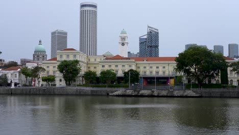 Museo-De-La-Civilización-Asiática-Con-El-Paisaje-Urbano-De-Singapur-En-Segundo-Plano
