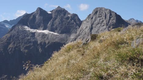 Blick-Auf-Den-Hoch-Aufragenden-Berg-Des-Milford-Sound-In-Neuseeland,-Blick-Vom-Gipfel-Des-Gertrude-Saddle