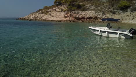 Panning-view-of-Perna-Beach-with-a-single-boat-docked-on-the-island-of-Vis-in-Croatia