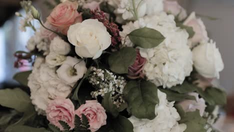 Pink-and-white-rose-bouquet-set-up-for-a-classy-wedding-in-Quebec