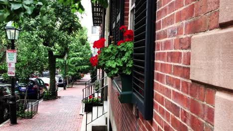 Boston-Beacon-Hill-neighborhood-with-federal-style-rowhouses,-narrow-gaslit-streets-and-brick-sidewalks