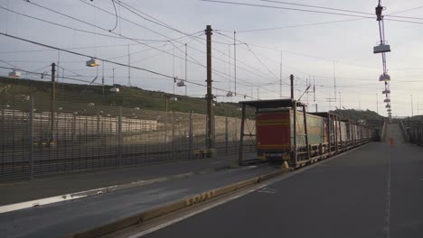 Lastwagen-überqueren-An-Bord-Des-Zuges-Den-Eurotunnel-über-Den-Ärmelkanal
