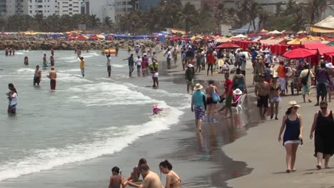 Crowds-on-Playa-De-Bocagrande-,-Cartagena,-Colombia