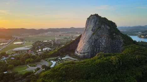 Panorámico-Ancho-Y-Rápido-De-4k-Alrededor-De-La-Montaña-De-Buda-En-Pattaya-Al-Amanecer-Impresionante