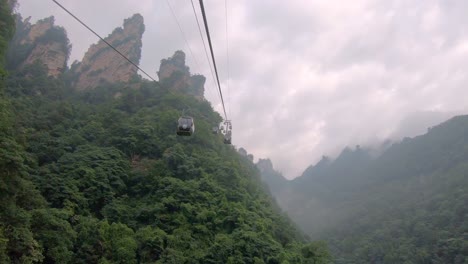 Cable-car-to-the-top-of-Tianzi-mountains-in-Zhangjiajie-National-Park
