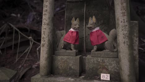 Alejar-La-Toma-De-La-Estatua-Del-Zorro-Sagrado-Japonés-En-El-Santuario-Fushimi-Inari,-Japón