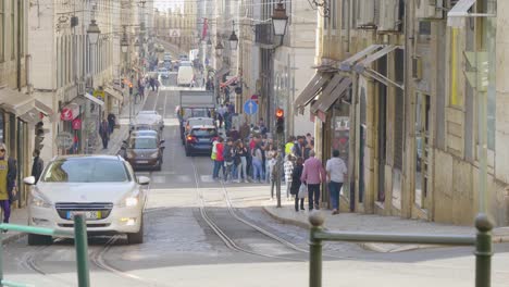 Una-Vista-Del-Tranvía-De-Lisboa-Moviéndose-En-Su-Vía-Donde-Muchos-Turistas-Visitan-La-Ciudad-Vieja-De-Portugal