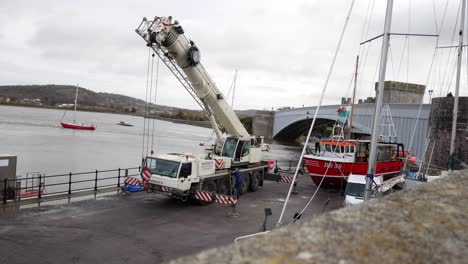 Hydraulisches-Kranfahrzeug,-Das-Ein-Fischerboot-Auf-Dem-Waterfront-Dolly-Von-Conwy-Wales-Anhebt,-Rechts
