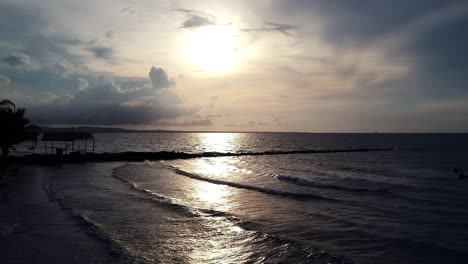 Strand-Und-Wunderschöner-Sonnenuntergang-Am-Meer